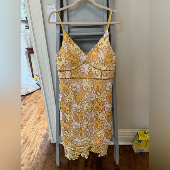 NWOT Lace midi length dress size medium - Picture 2 of 4